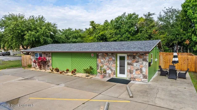 a view of a backyard