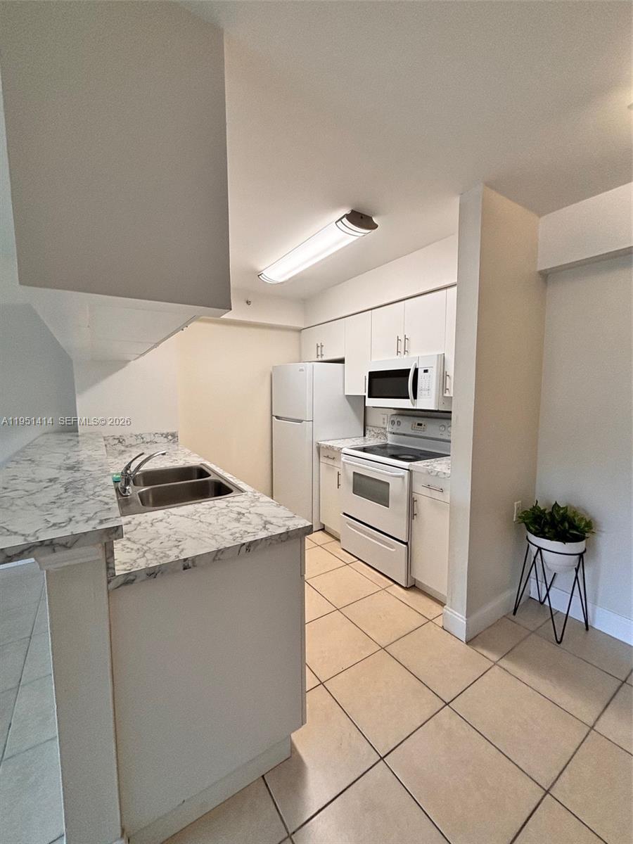 450 South Park Road, Unit 5104 Hollywood, FL 33021 - Photo 3 of 23 a kitchen with granite countertop cabinets and steel stainless steel appliances