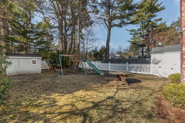 10 Pilgrim Road Reading, MA 01867 - Photo 5 of 6