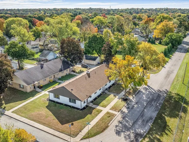 a view of a yard with sitting area