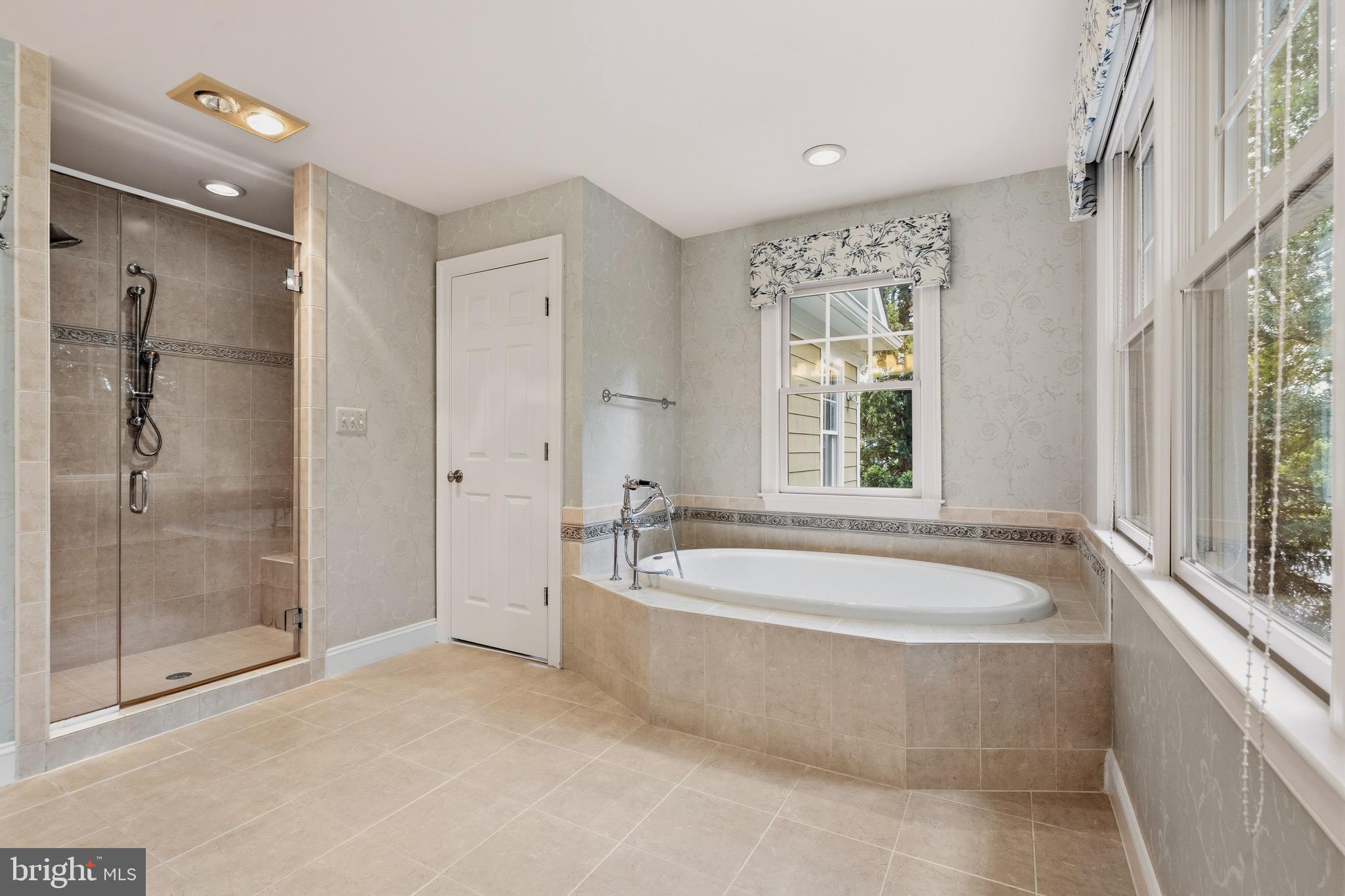 6962 Park Avenue McLean, VA 22101 - Photo 32 of 56 Primary En-Suite Bath- Soaking Tub