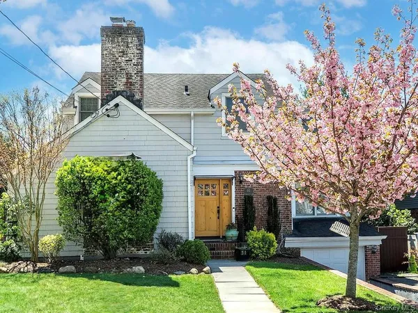 $1,265,000 | 61 Cleveland Avenue, Glen Head, NY 11545