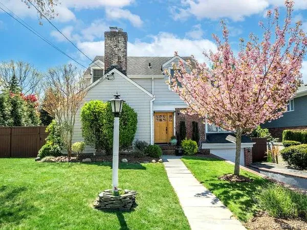 $1,379,000 | 61 Cleveland Avenue, Glen Head, NY 11545