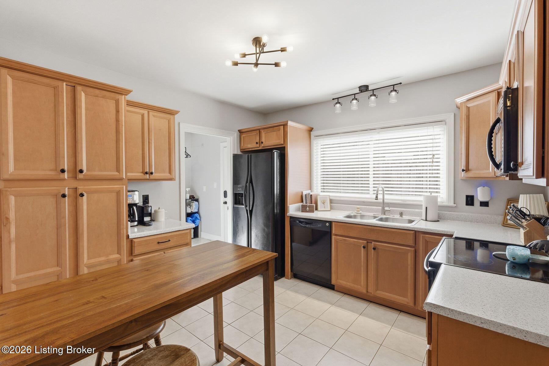 2424 Clarendon Avenue Louisville, KY 40205 - Photo 10 of 23 photo_online_010
