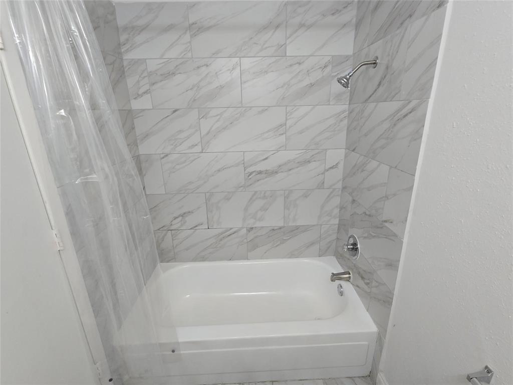 10500 Lake June Road, Unit I03 Dallas, TX 75217 - Photo 7 of 11 a bathroom with a bathtub