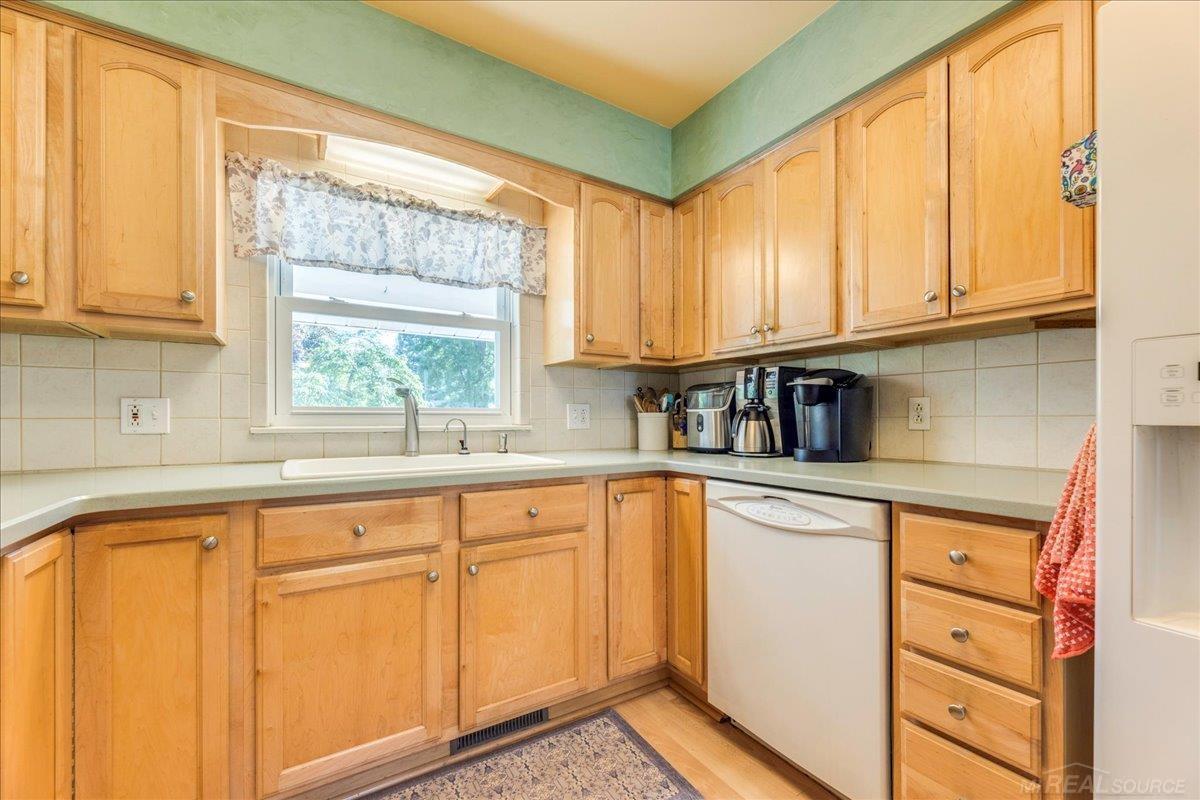 3121 Mt Vernon Road Port Huron, MI 48060 - Photo 10 of 45 50185904-2a49fd3b-209b-479f-8771-94093095c204.JPG