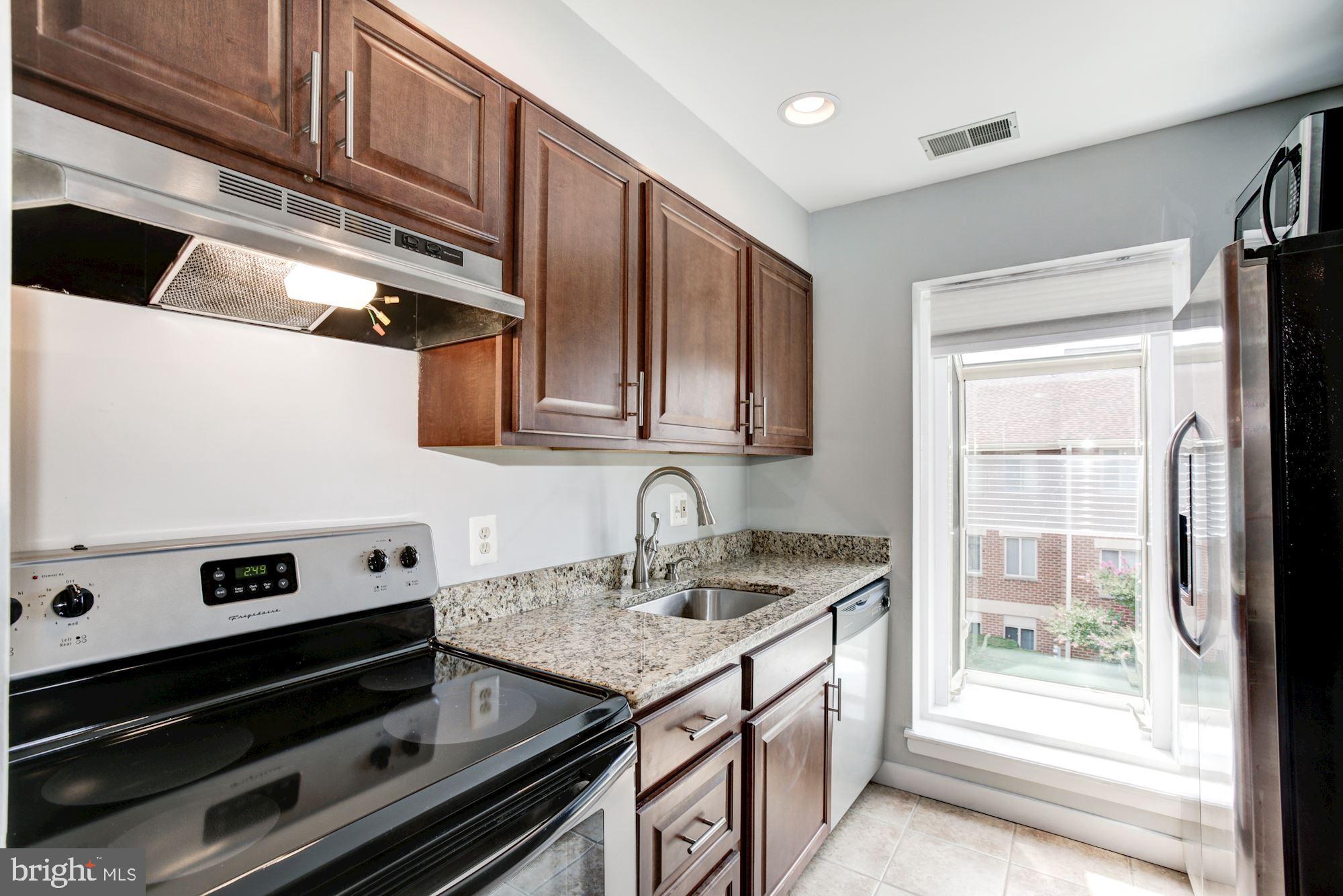 425 South Sharp Street, Unit R15 Baltimore, MD 21201 - Photo 13 of 40 Beautiful Cabinets, Stainless Steel appliances