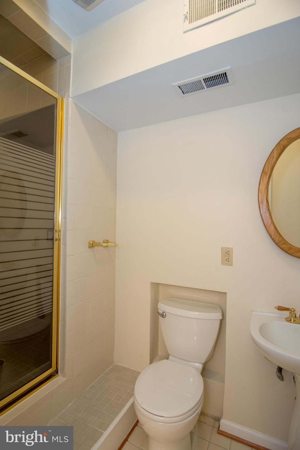 8451 Lakinhurst Lane Springfield, VA 22152 - Photo 21 of 27 Bath