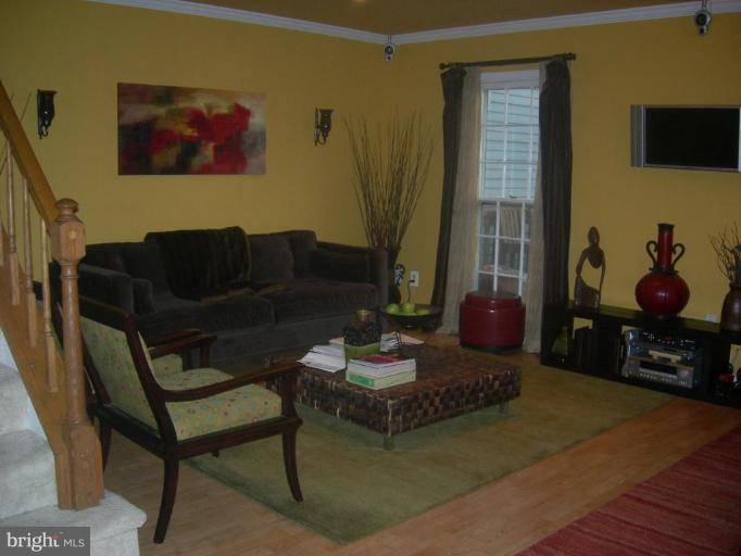 359 Crescendo Way Silver Spring, MD 20901 - Photo 2 of 6 Living Room