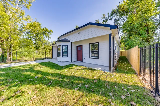 a view of a house with yard and tree s