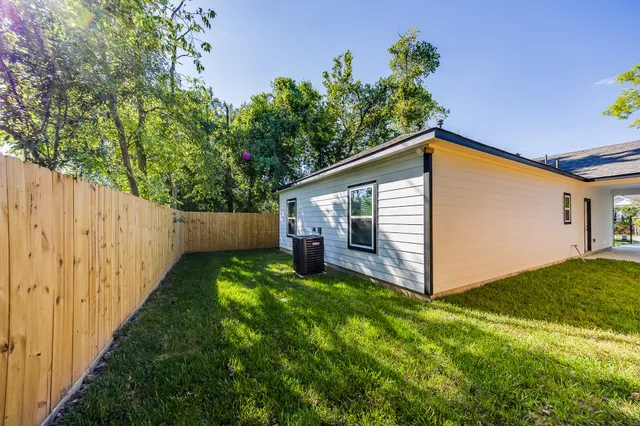 a view of a house with backyard and garden