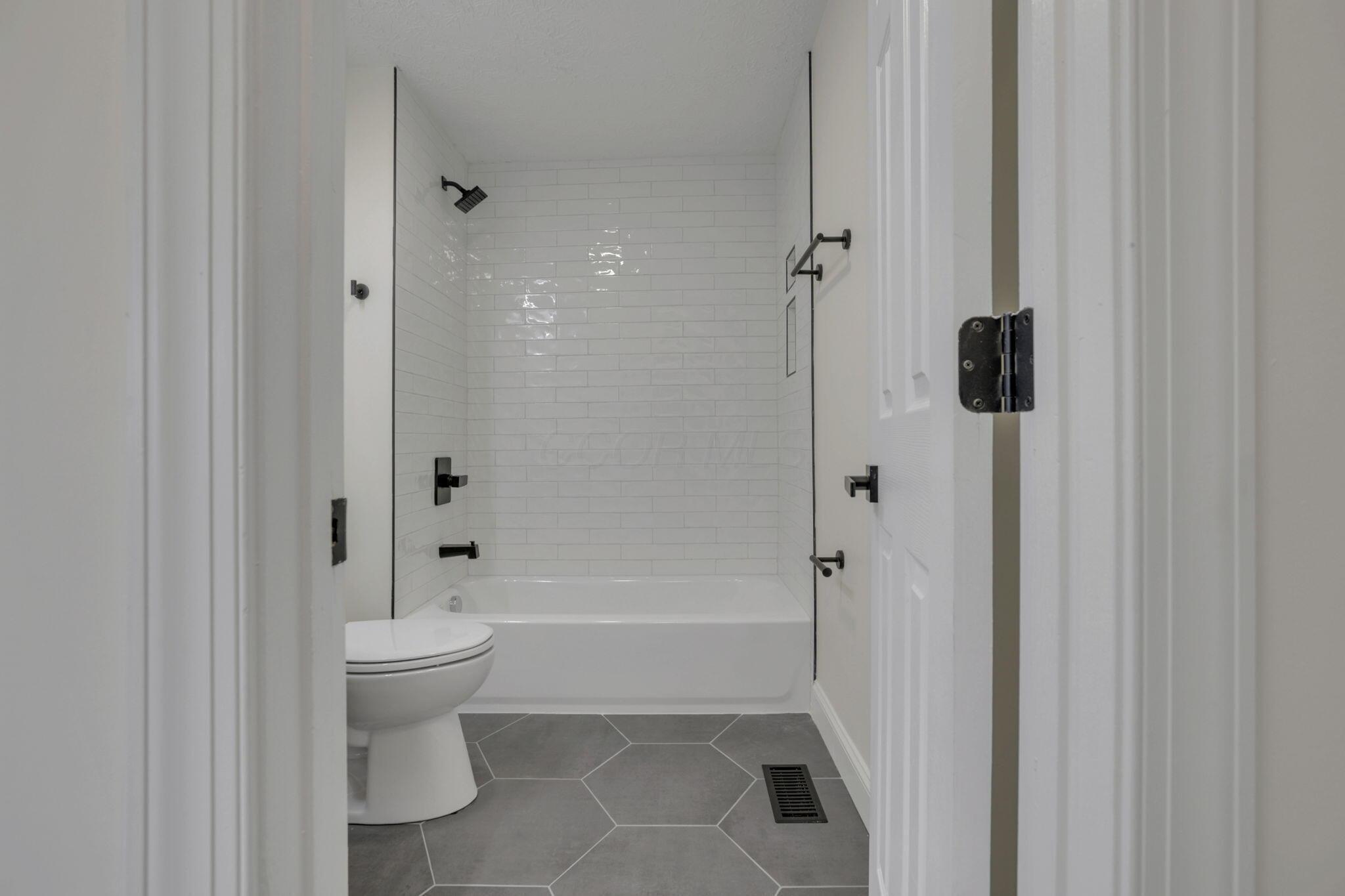 5273 Hayes Road Groveport, OH 43125 - Photo 52 of 89 Second full bathroom