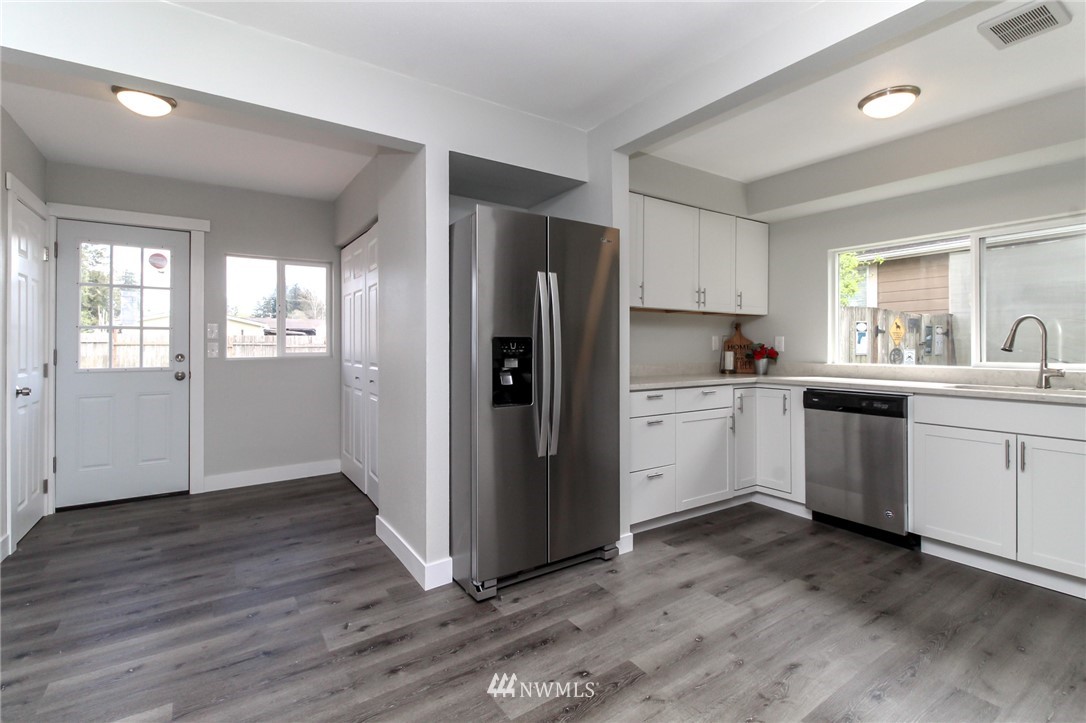 404 Nixon Street Roy, WA 98580 - Photo 4 of 27