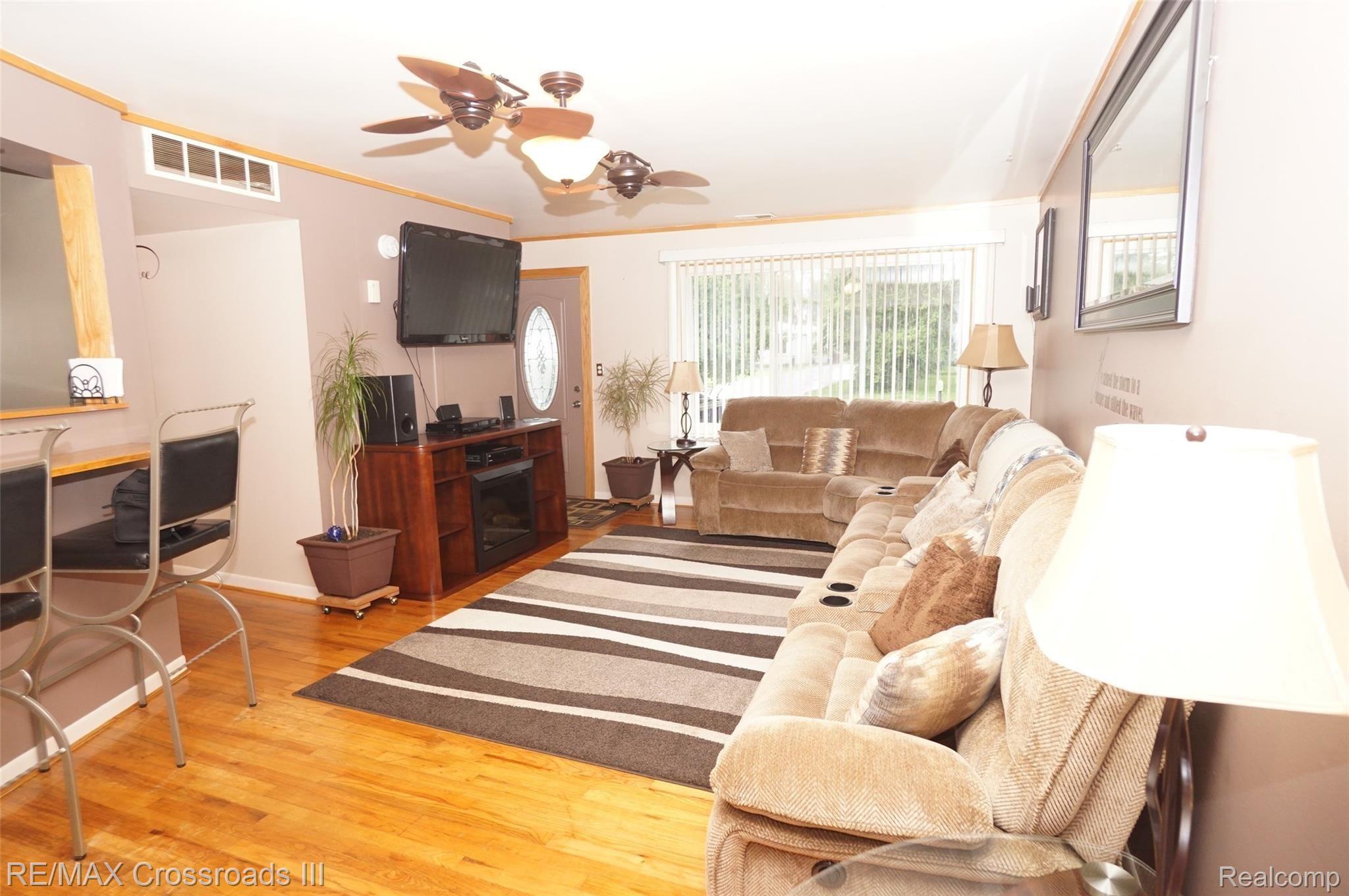43751 Burtrig Road Belleville, MI 48111 - Photo 4 of 20 DSC03201.JPG