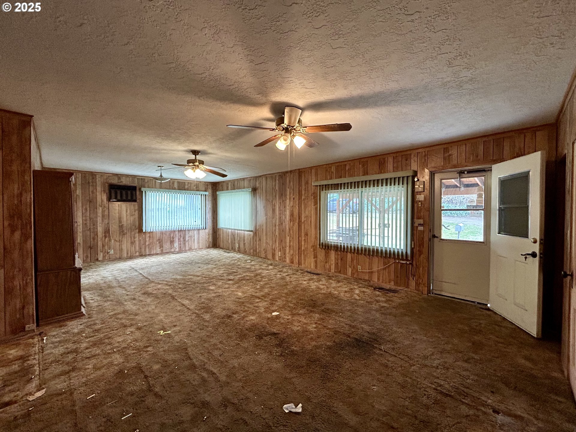823 West 8th Street The Dalles, OR 97058 - Photo 7 of 20 a view of an empty room with window and cabinet