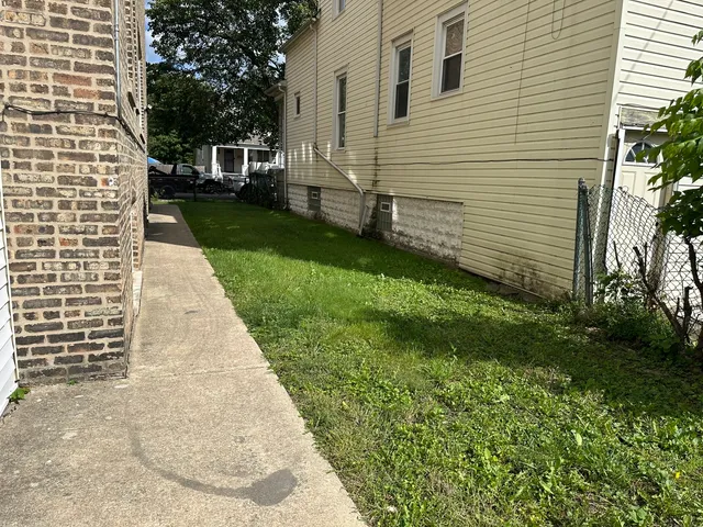 a view of backyard of the house