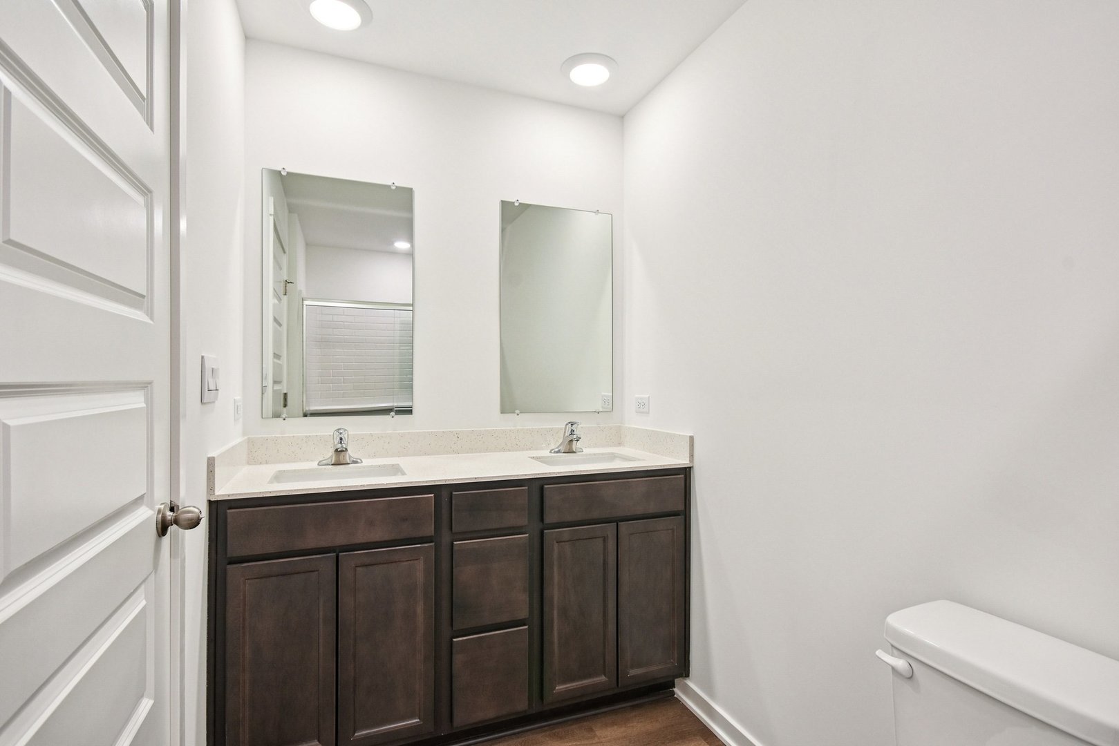 373 Summit Circle Lombard, IL 60148 - Photo 19 of 45 a bathroom with 2 sink and a mirror