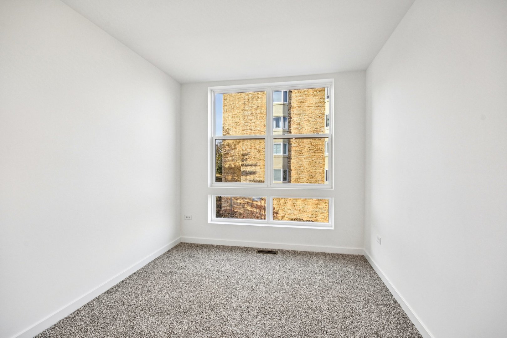 373 Summit Circle Lombard, IL 60148 - Photo 23 of 45 an empty room with windows