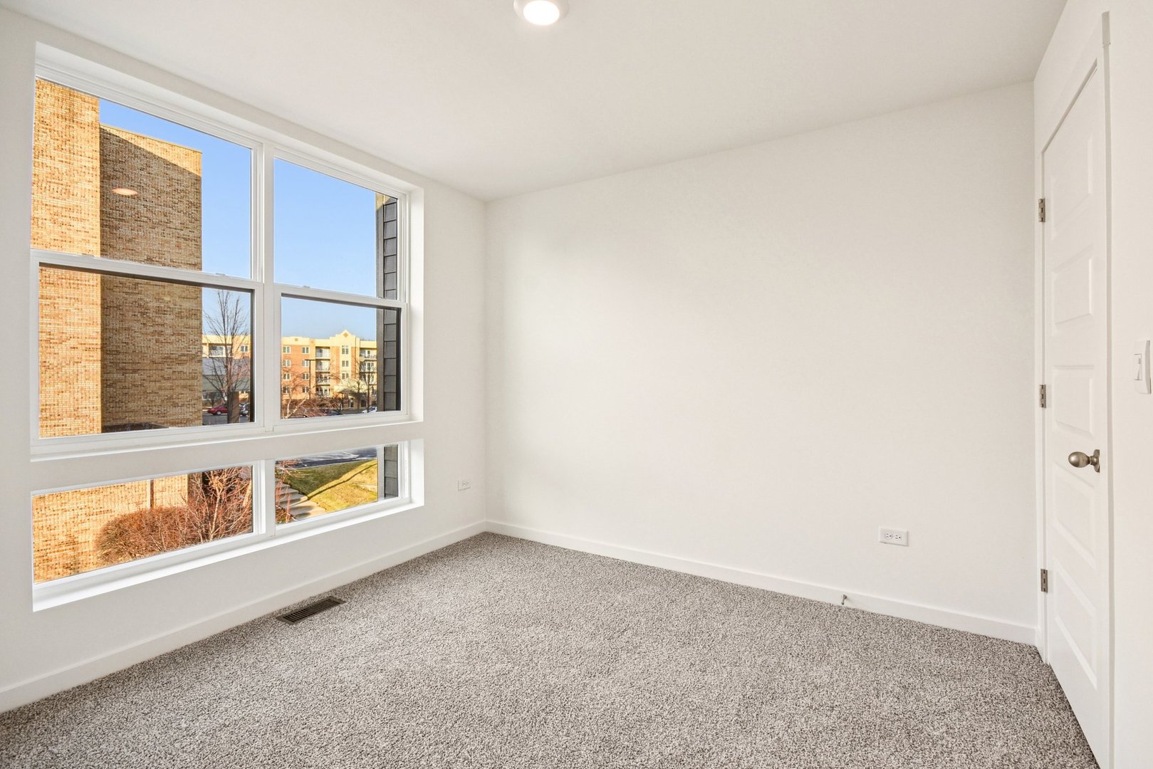 373 Summit Circle Lombard, IL 60148 - Photo 25 of 45 an empty room with window