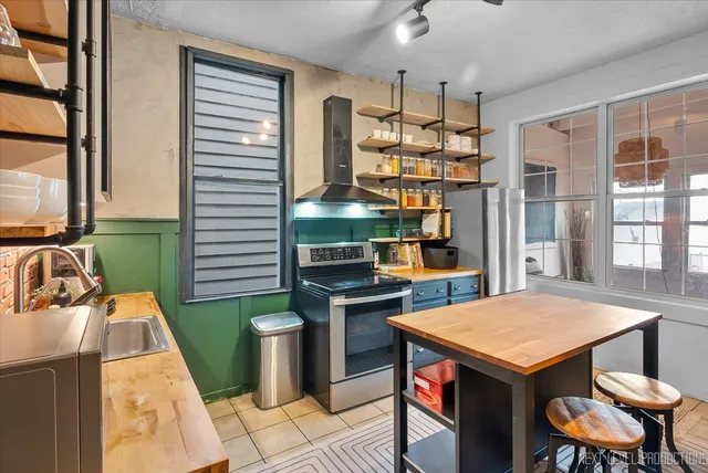 $700,000 | 3826 North Whipple Street, Chicago, IL 60618