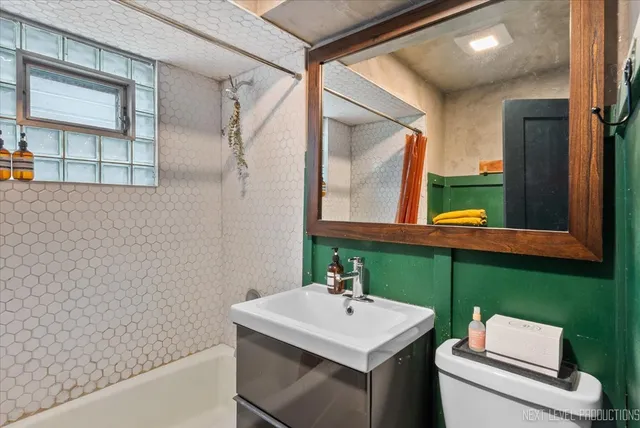 $700,000 | 3826 North Whipple Street, Chicago, IL 60618