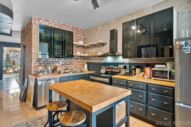 $700,000 | 3826 North Whipple Street, Chicago, IL 60618