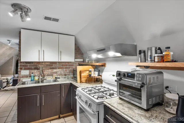 $700,000 | 3826 North Whipple Street, Chicago, IL 60618