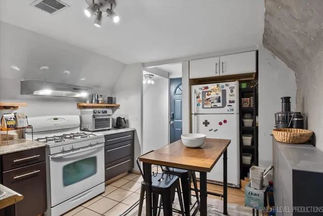 $700,000 | 3826 North Whipple Street, Chicago, IL 60618