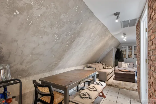 $700,000 | 3826 North Whipple Street, Chicago, IL 60618