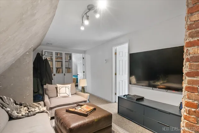 $700,000 | 3826 North Whipple Street, Chicago, IL 60618