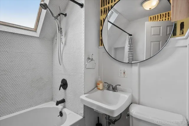 $700,000 | 3826 North Whipple Street, Chicago, IL 60618