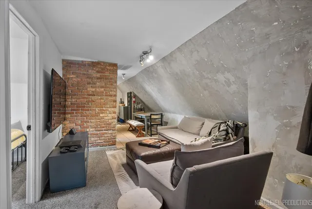 $700,000 | 3826 North Whipple Street, Chicago, IL 60618