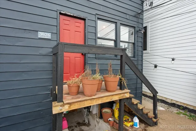 $700,000 | 3826 North Whipple Street, Chicago, IL 60618