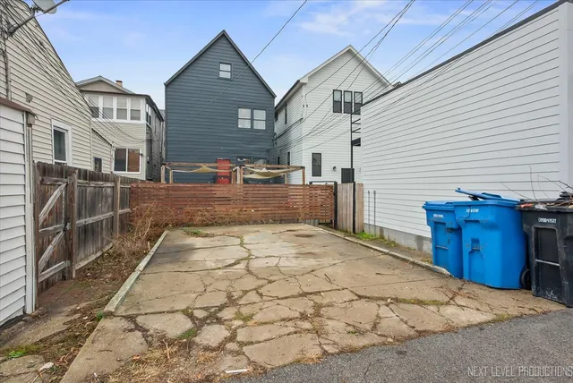 $700,000 | 3826 North Whipple Street, Chicago, IL 60618