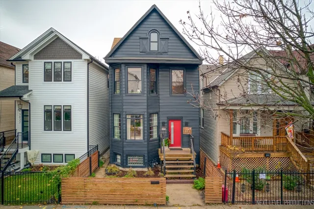 $700,000 | 3826 North Whipple Street, Chicago, IL 60618