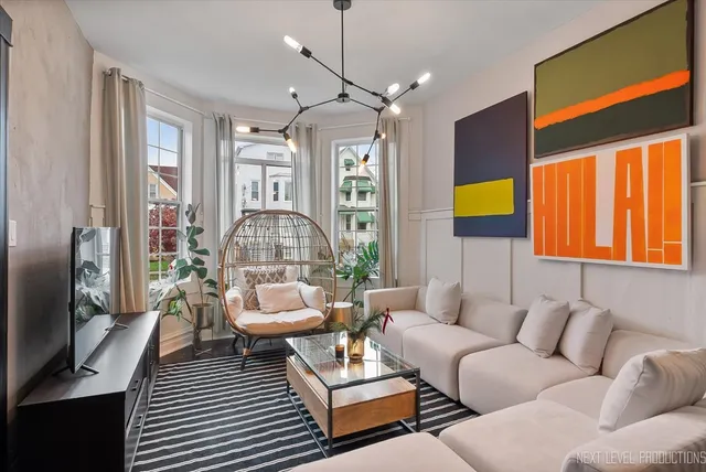 $700,000 | 3826 North Whipple Street, Chicago, IL 60618