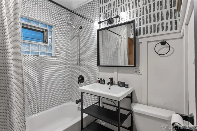 $700,000 | 3826 North Whipple Street, Chicago, IL 60618