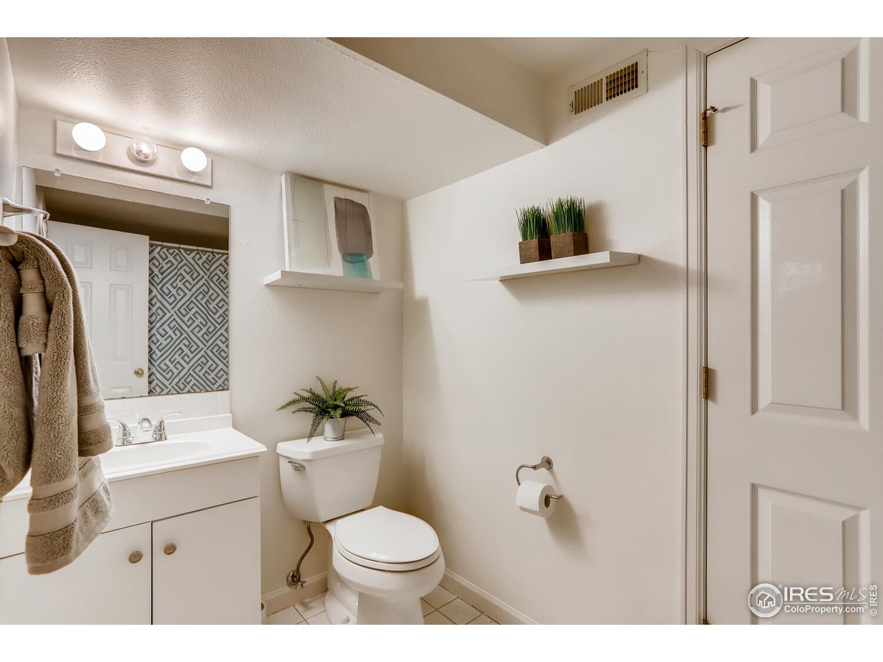 1045 Pine Street, Unit 1 Boulder, CO 80302 - Photo 16 of 21 Lower level full bath