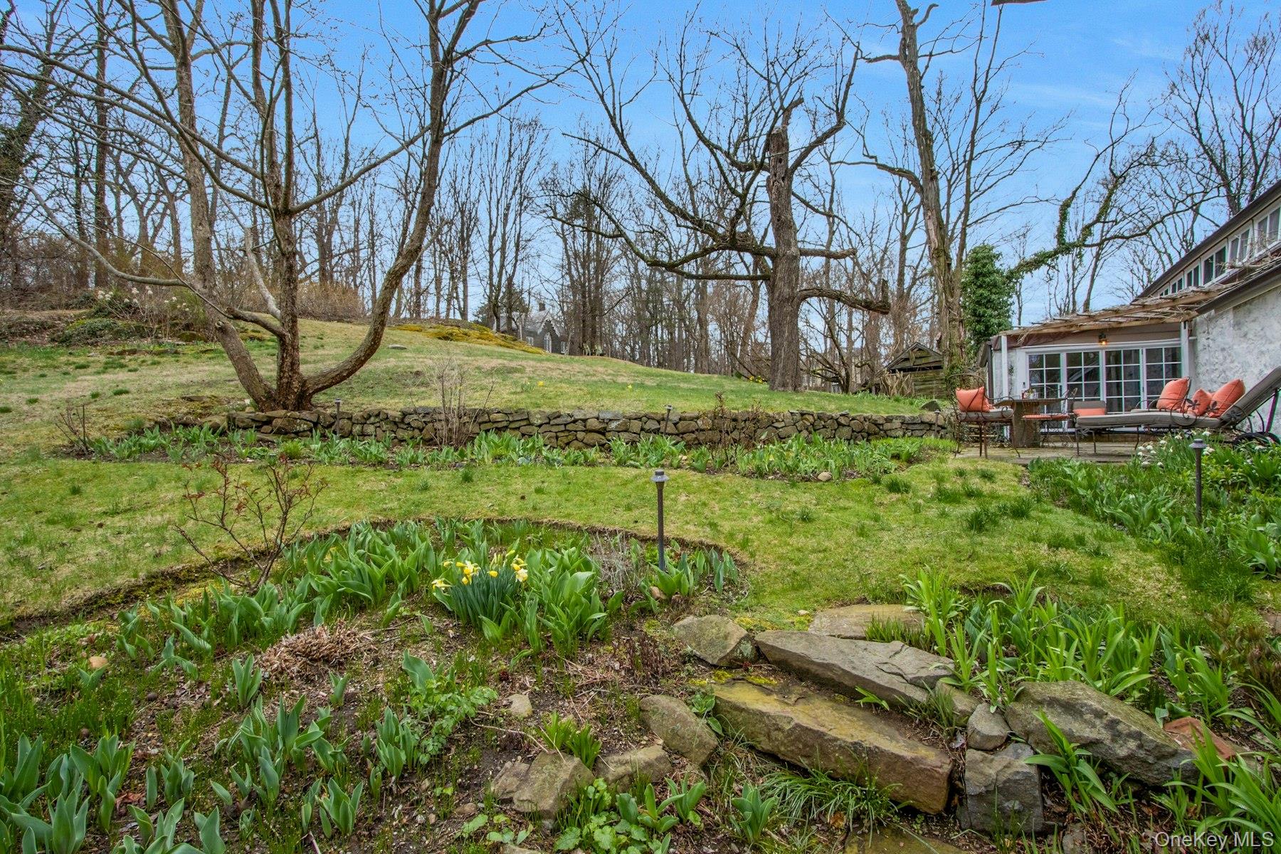 75 Washington Springs Road Palisades, NY 10964 - Photo 3 of 48 a backyard of a house with lots of green space
