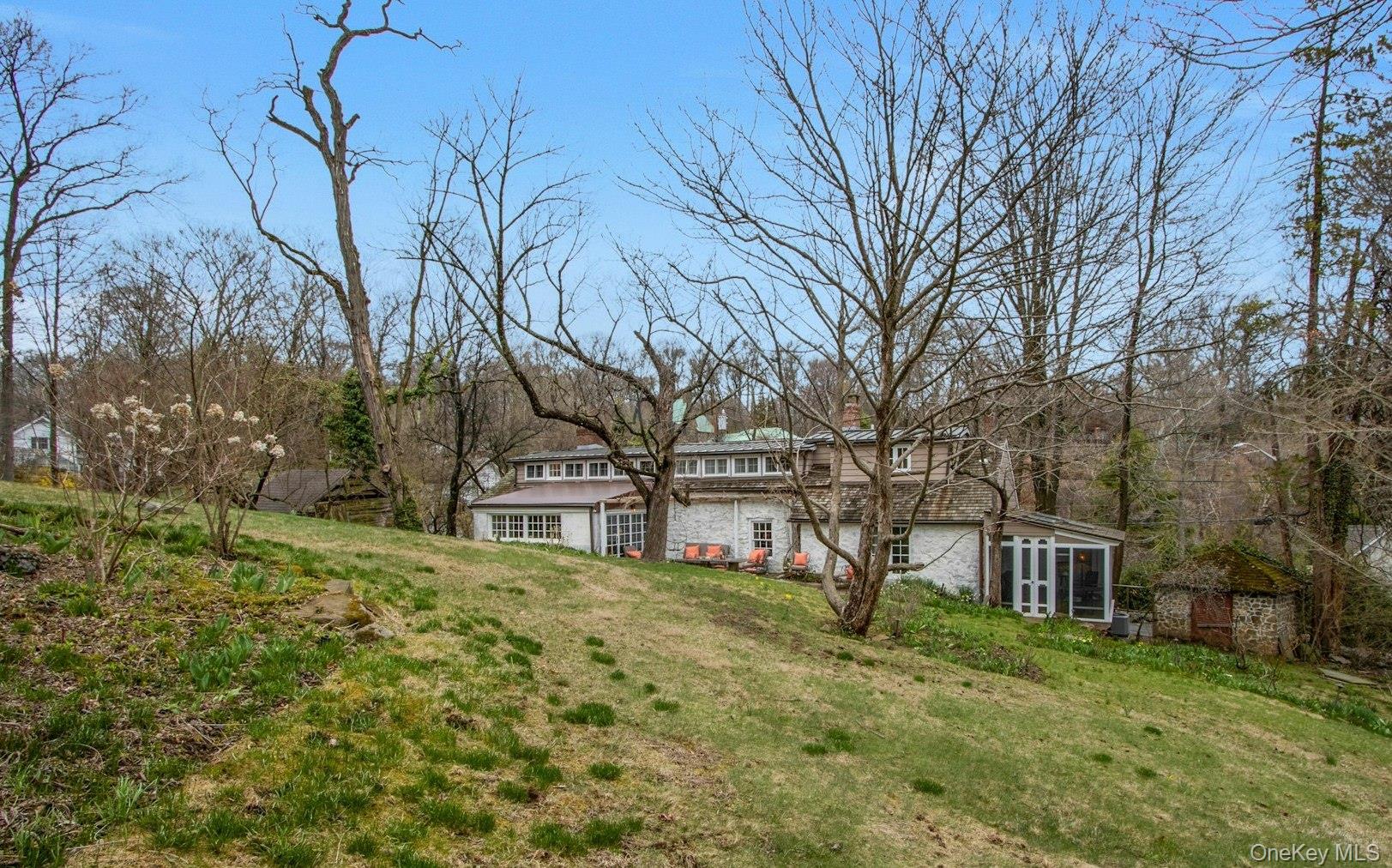 75 Washington Springs Road Palisades, NY 10964 - Photo 43 of 48 a large tree in the garden of the house