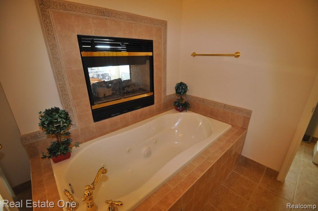 1094 Moran Drive Rochester, MI 48307 - Photo 23 of 30 JACUZZI TUB WITH GAS FIREPLACE