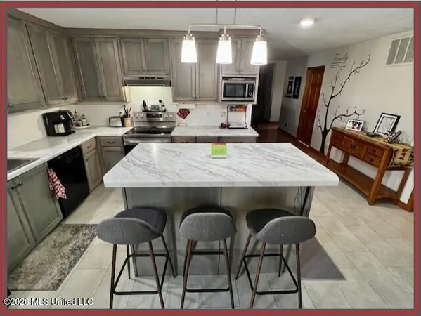 $299,900 | 307 Hickory Lane, Batesville, MS 38606