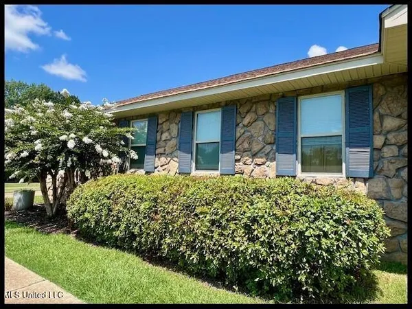 $299,900 | 307 Hickory Lane, Batesville, MS 38606