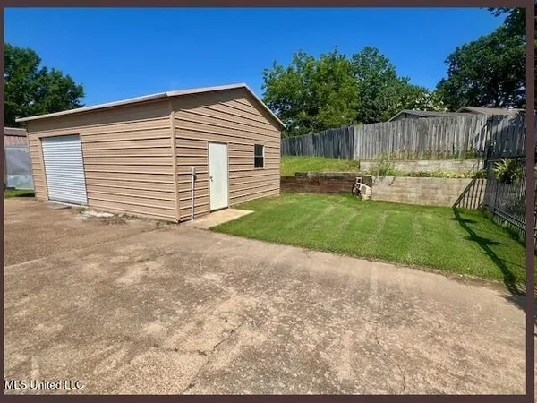 $299,900 | 307 Hickory Lane, Batesville, MS 38606