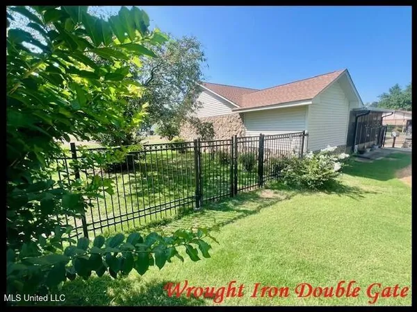 $299,900 | 307 Hickory Lane, Batesville, MS 38606