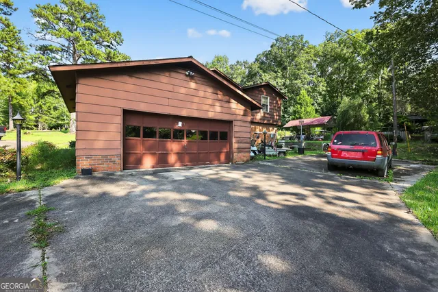 a view of a house with a yard