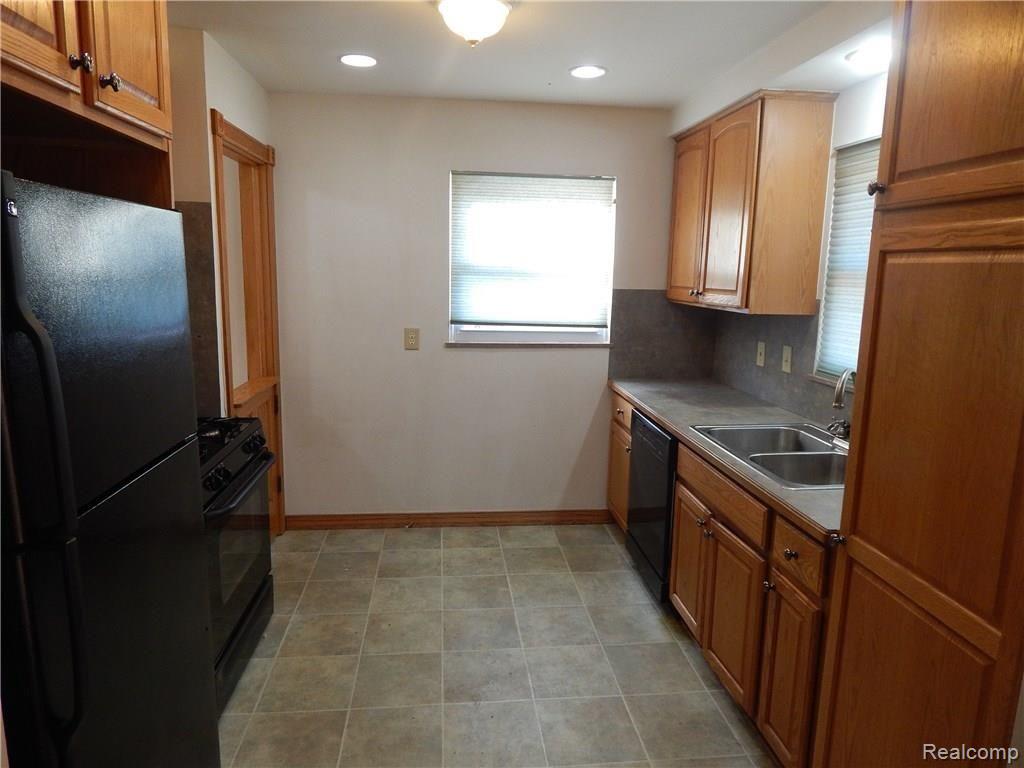 8327 Bernice Street Center Line, MI 48015 - Photo 3 of 59 DSCN4141.JPG
