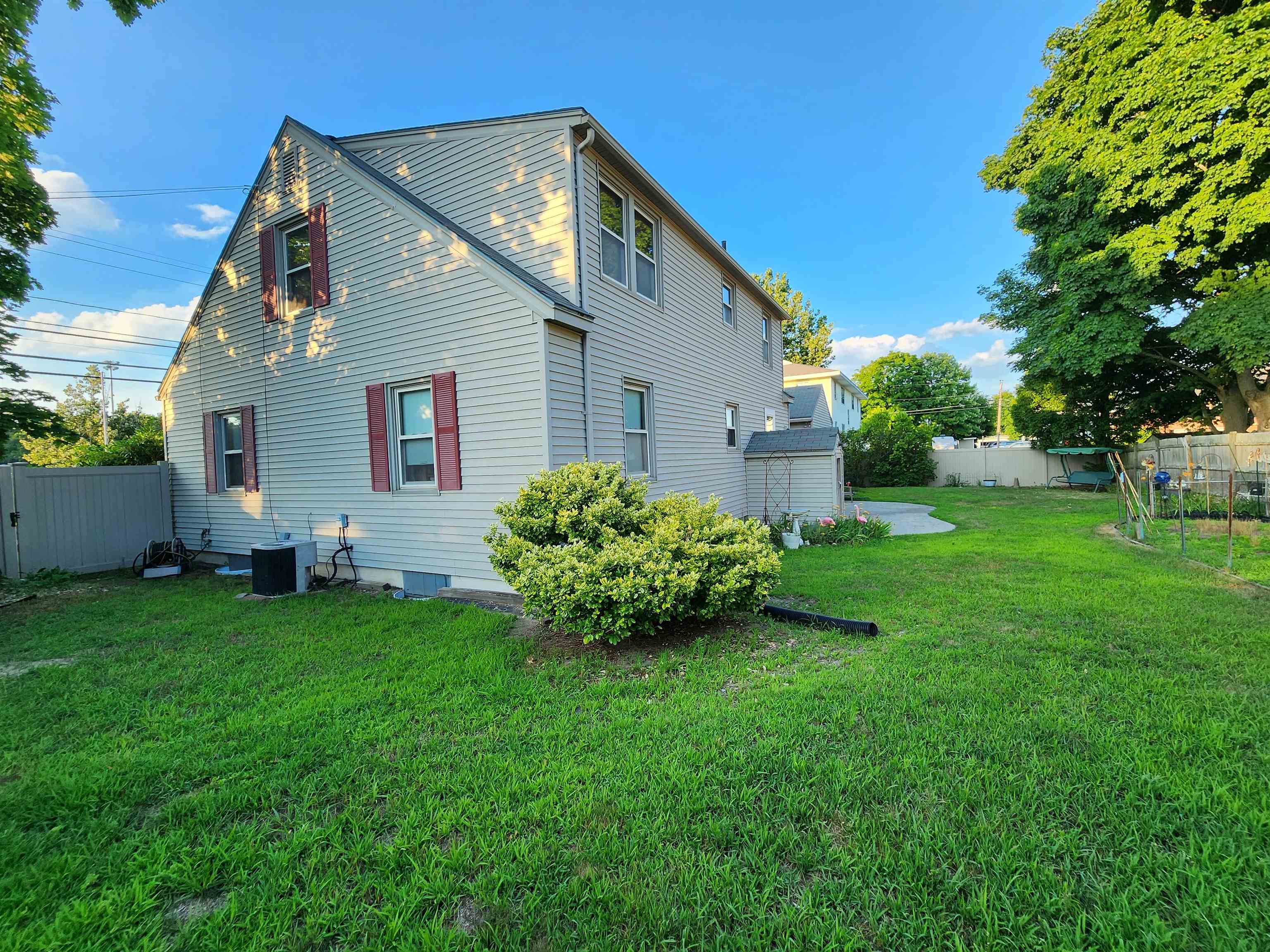 148 Ledge Street Nashua, NH 03060 - Photo 2 of 40