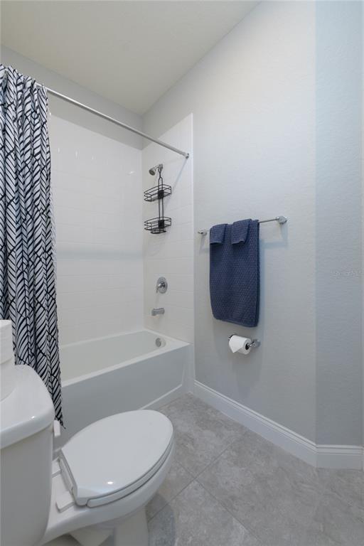 4444 Devinshire Fields Loop Plant City, FL 33567 - Photo 21 of 38 a bathroom with a toilet and a bathtub