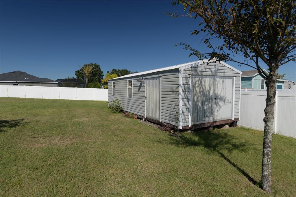 4444 Devinshire Fields Loop Plant City, FL 33567 - Photo 36 of 38 a view of a backyard with plants